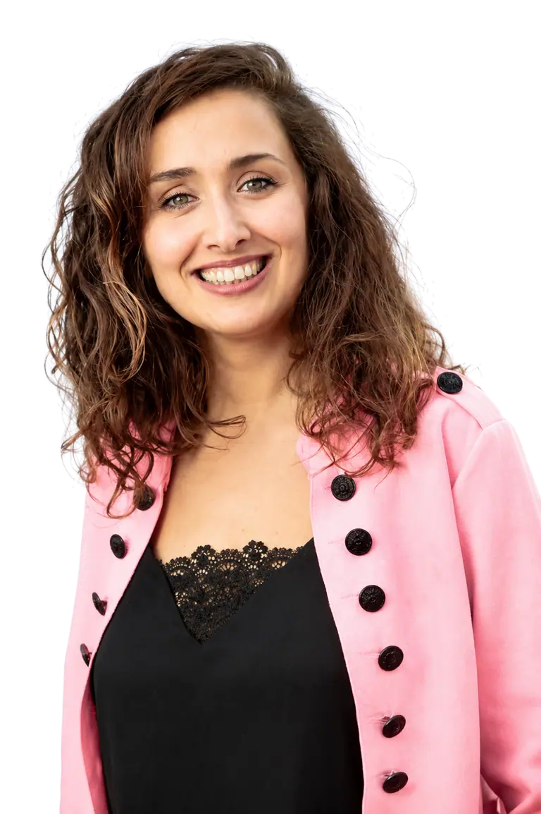 Mariam Djaroud souriante, en veste rose