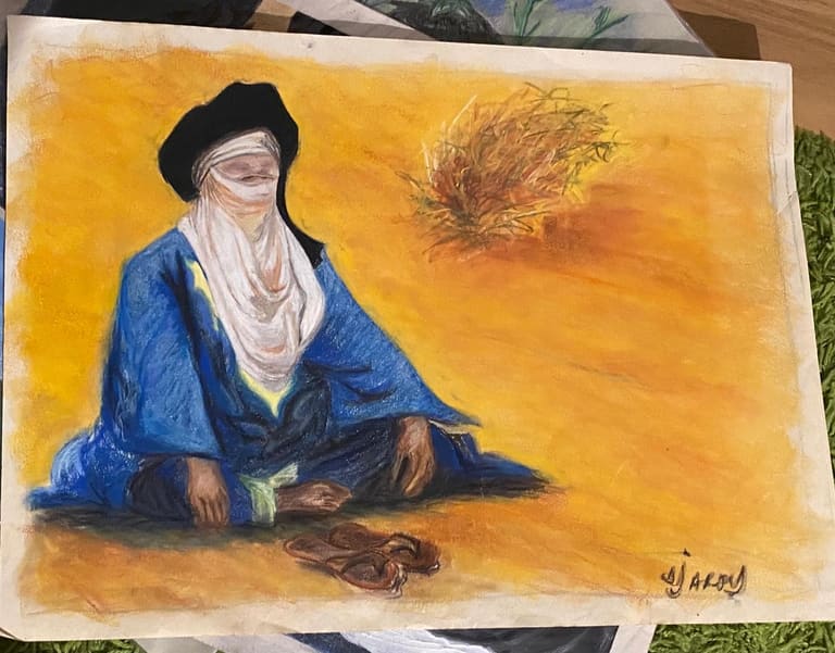 Peinture d'un homme en tenue touareg bleu indigo, assis sur un fond ocre et jaune